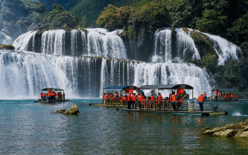 What beautiful season to go to Ban Gioc waterfall