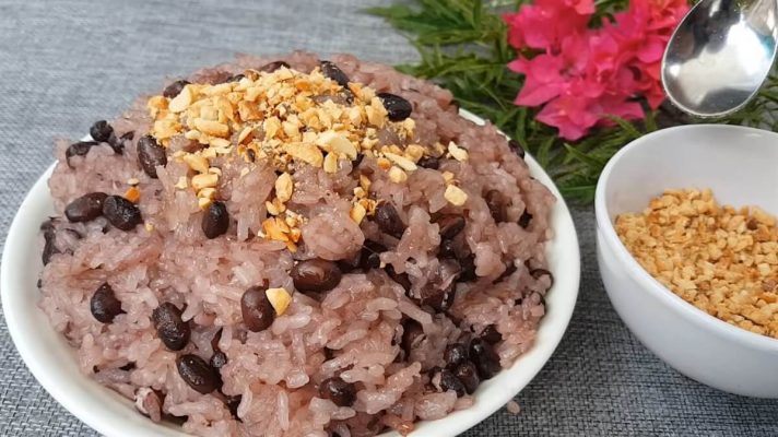Sticky rice with black beans