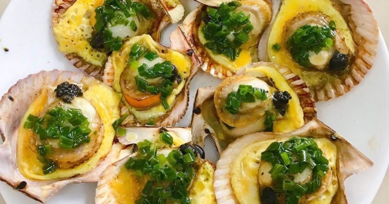Grilled scallops with green onions