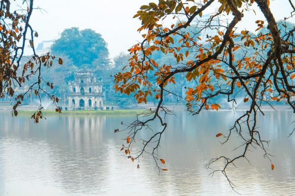 Sword Lake (Hoan Kiem Lake) - Top 11 famous destinations in Hanoi that you should visit once