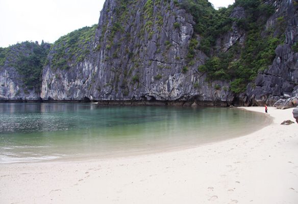 Ba Trai Dao Beach - Top 7 most beautiful beaches in Ha Long you should explore