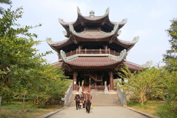The pagoda has the largest bronze bell in Vietnam